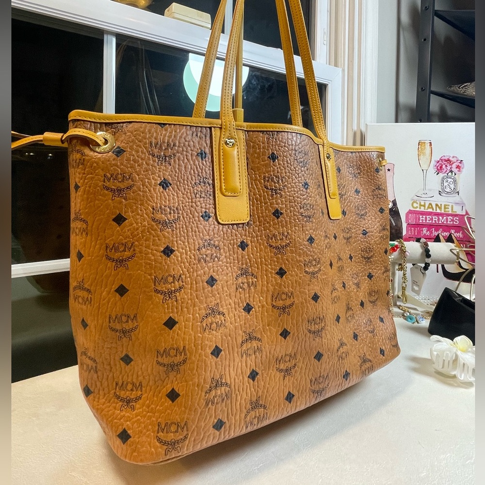 MCM Visetos Medium Liz Reversible Shopper Tote in Cognac and Yellow Leather - Picture 6 of 17